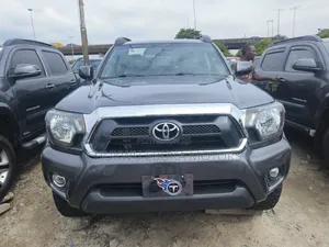 Toyota Tacoma V6 4dr Double Cab 4WD 6.1 ft. SB (4.0L 6cyl 5A) 2015 Gray