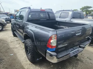 Toyota Tacoma V6 4dr Double Cab 4WD 6.1 ft. SB (4.0L 6cyl 5A) 2015 Gray
