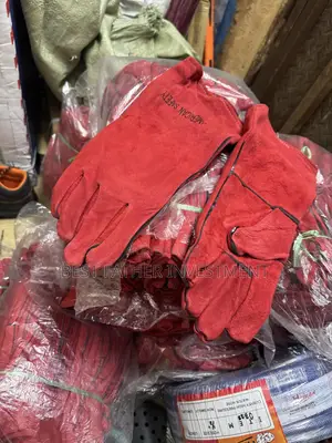 Durable Red Leather Hand Glove 🧤