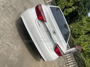 Toyota Camry LE 4dr Sedan (2.5L 4cyl 6A) 2016 White