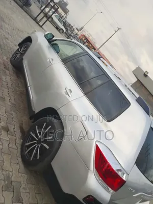Toyota Highlander SE 2011 Silver