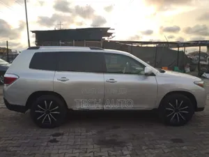 Toyota Highlander SE 2011 Silver
