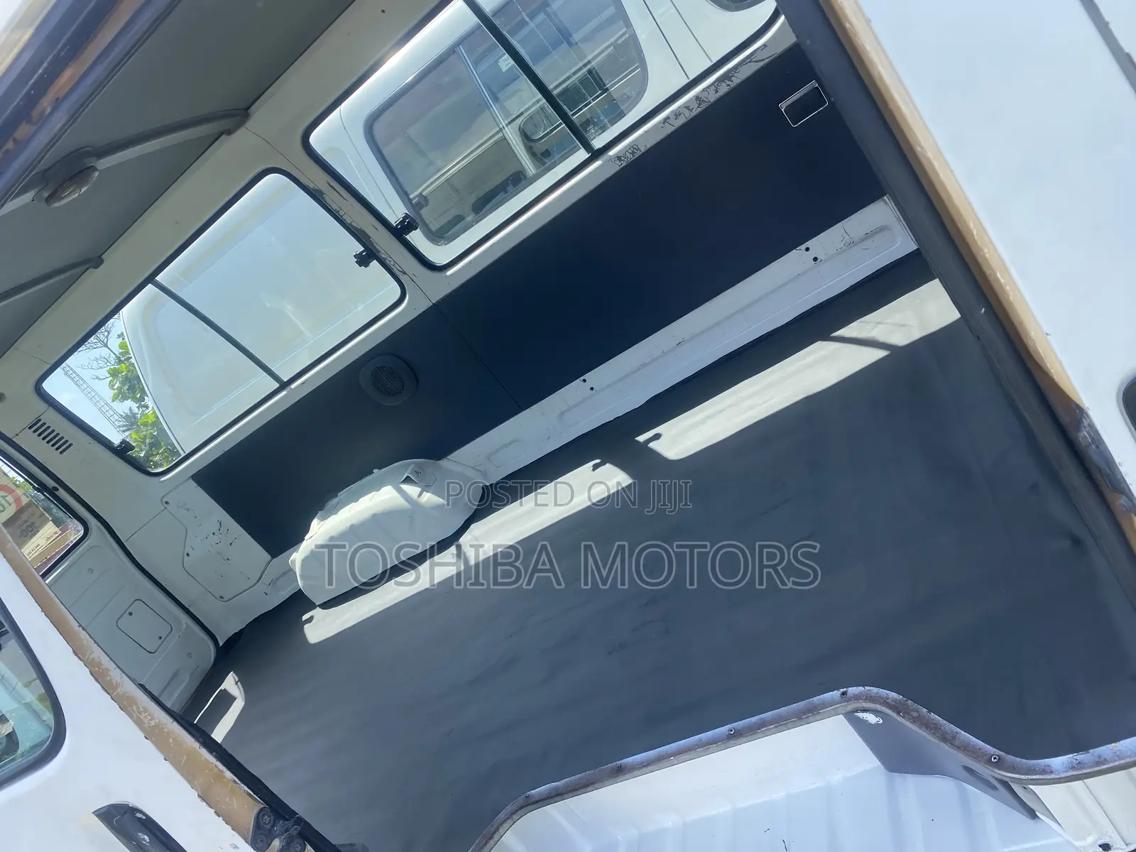 Toyota HiAce 2000 White