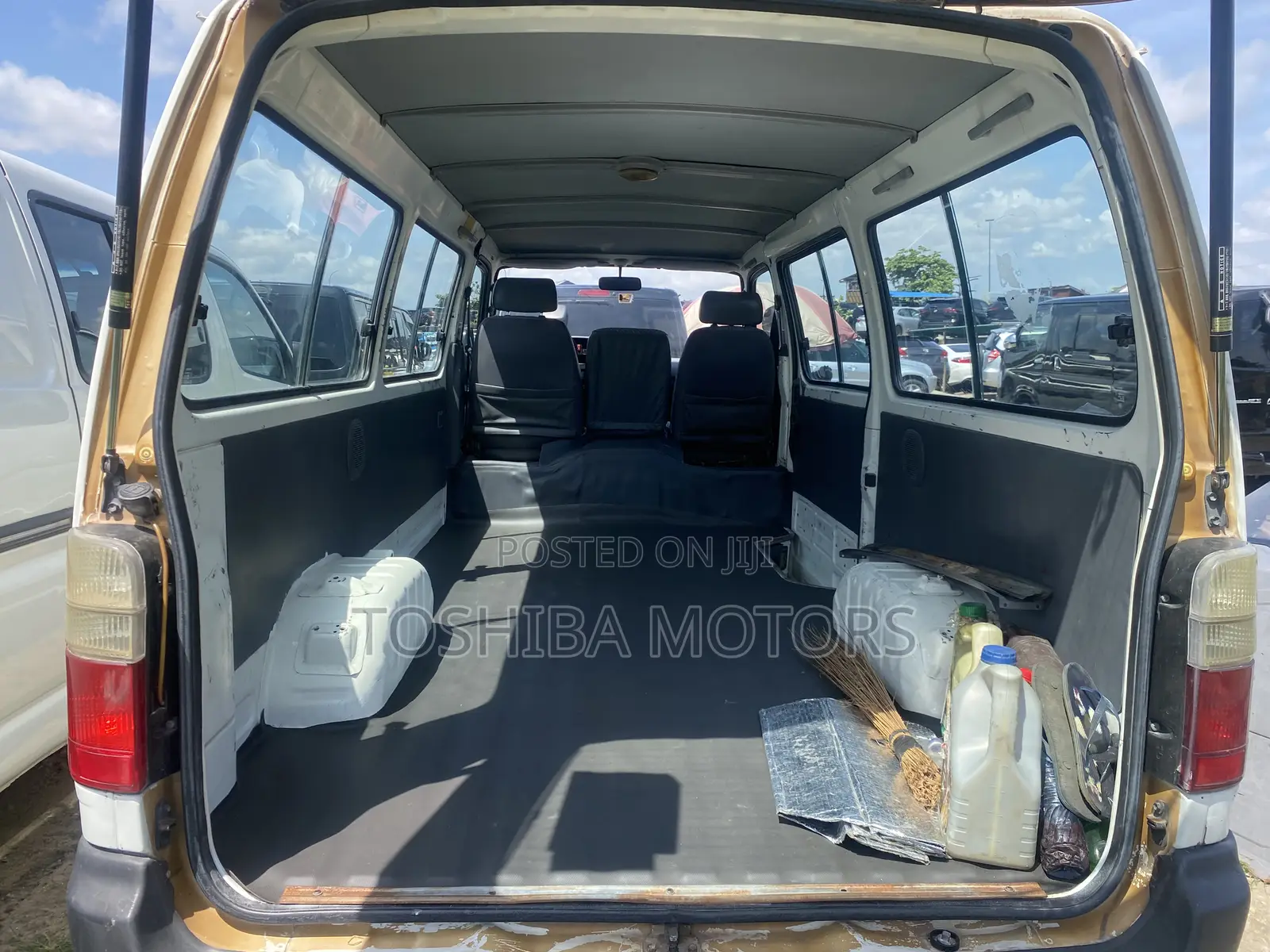 Toyota HiAce 2000 White