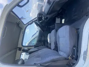 Toyota HiAce 2000 White