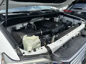 Toyota Tundra Platinum 5.7L V8 4x4 CrewMax 5.6 ft. box 145.7 in. WB