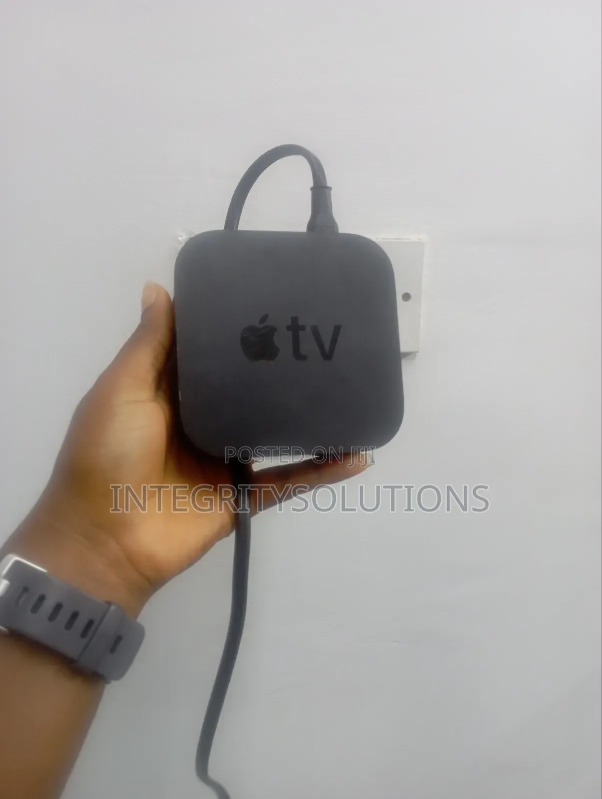 Apple TV Wi-Fi (First Generation) + Siri Remote + Power