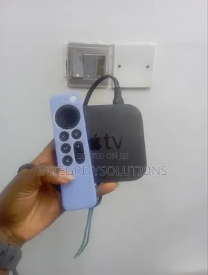 Apple TV Wi-Fi (First Generation) + Siri Remote + Power