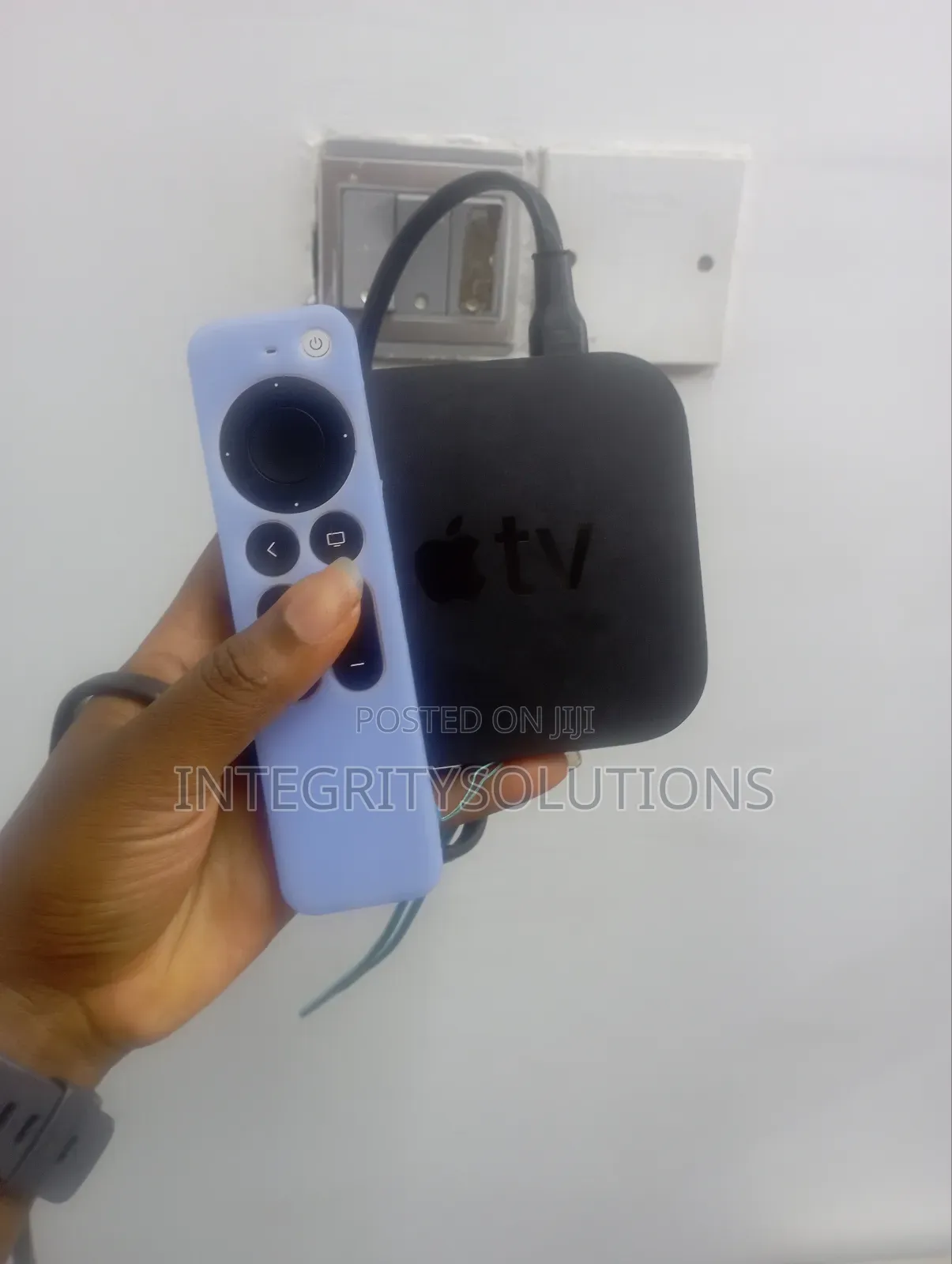 Apple TV Wi-Fi (First Generation) + Siri Remote + Power