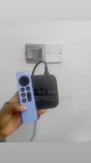 Apple TV Wi-Fi (First Generation) + Siri Remote + Power