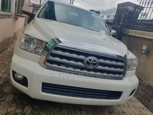 Toyota Sequoia Platinum 4dr SUV (5.7L 8cyl 6A) 2013 White