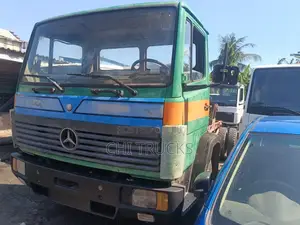 Mercedes Benz 8bolt Cap and Chassis Truck