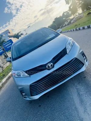 Toyota Sienna LE FWD 2019 Silver