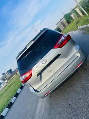 Toyota Sienna LE FWD 2019 Silver