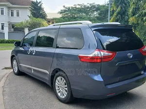 Toyota Sienna XLE 7 Passenger (3.5L 6cyl 8A) 2017 Blue