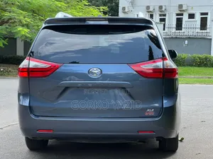 Toyota Sienna XLE 7 Passenger (3.5L 6cyl 8A) 2017 Blue
