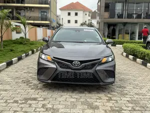 Toyota Camry SE FWD (2.5L 4cyl 8AM) 2018 Gray