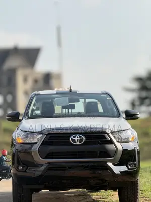 New Toyota Hilux 2025 Black