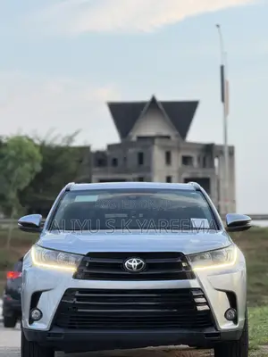 Toyota Highlander SE 4x4 V6 (3.5L 6cyl 8A) 2018 Silver