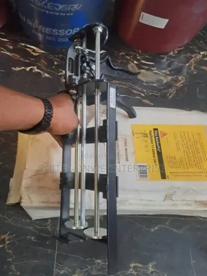 Dual-cartridge Caulk Gun