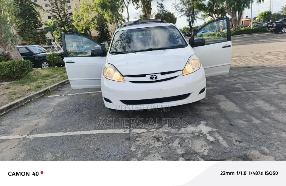 Toyota Sienna CE 2009 White