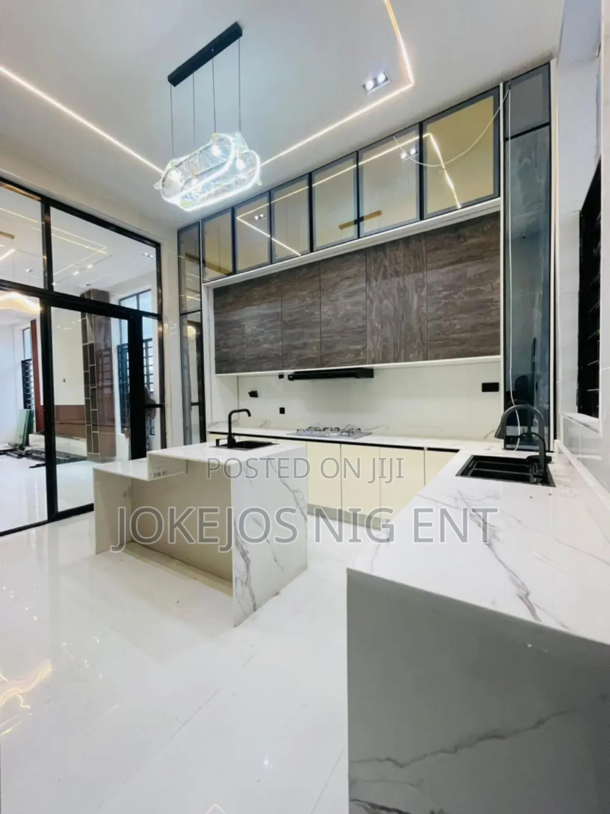 5bdrm Duplex in Chevron Drive for sale