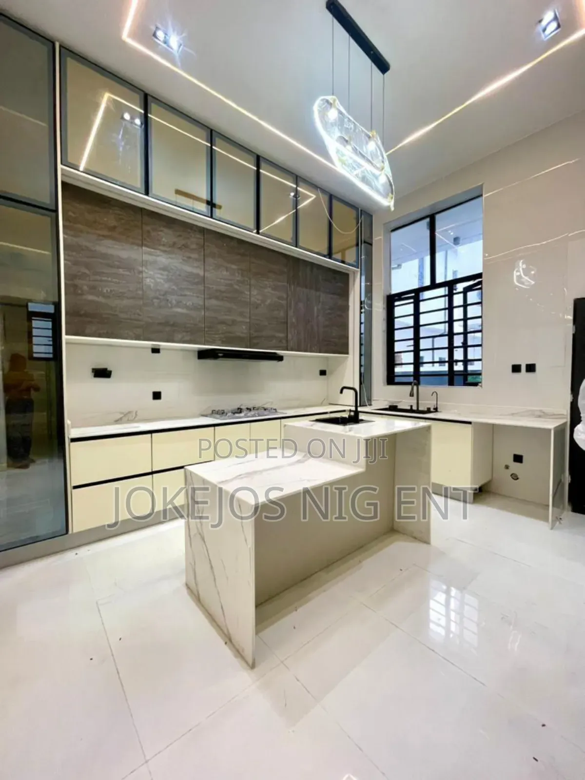 5bdrm Duplex in Chevron Drive for sale