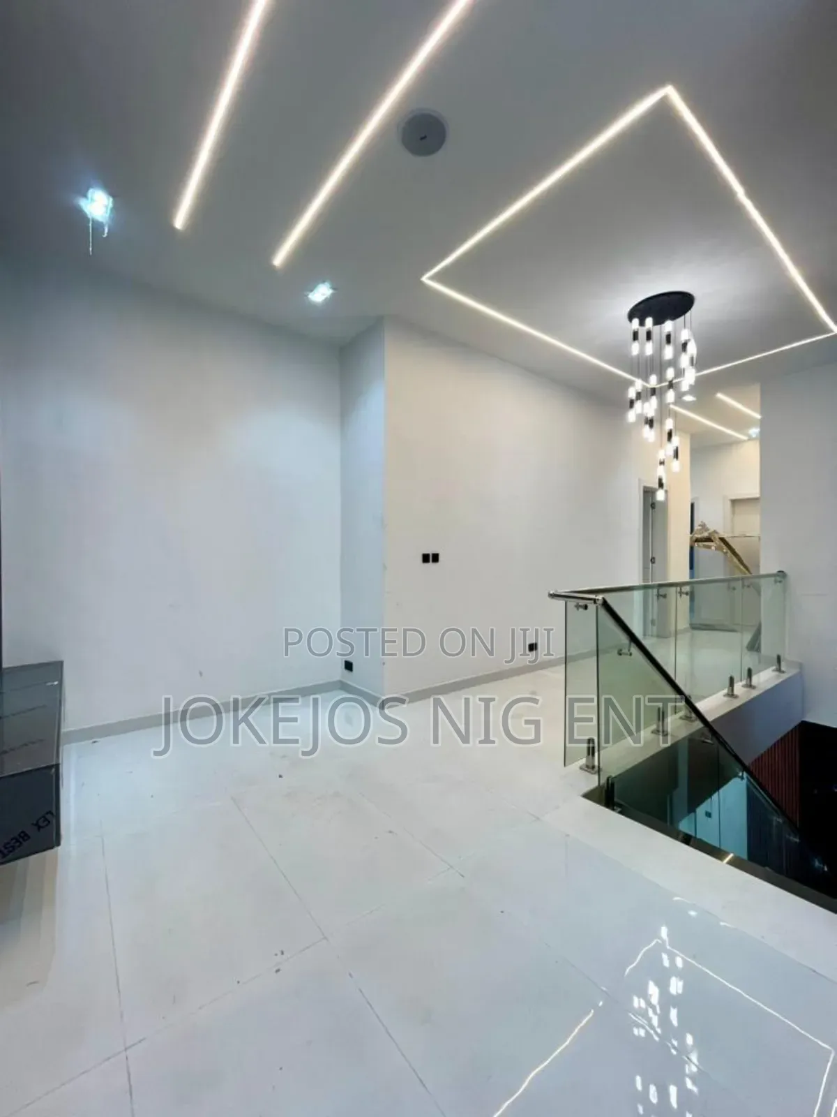 5bdrm Duplex in Chevron Drive for sale