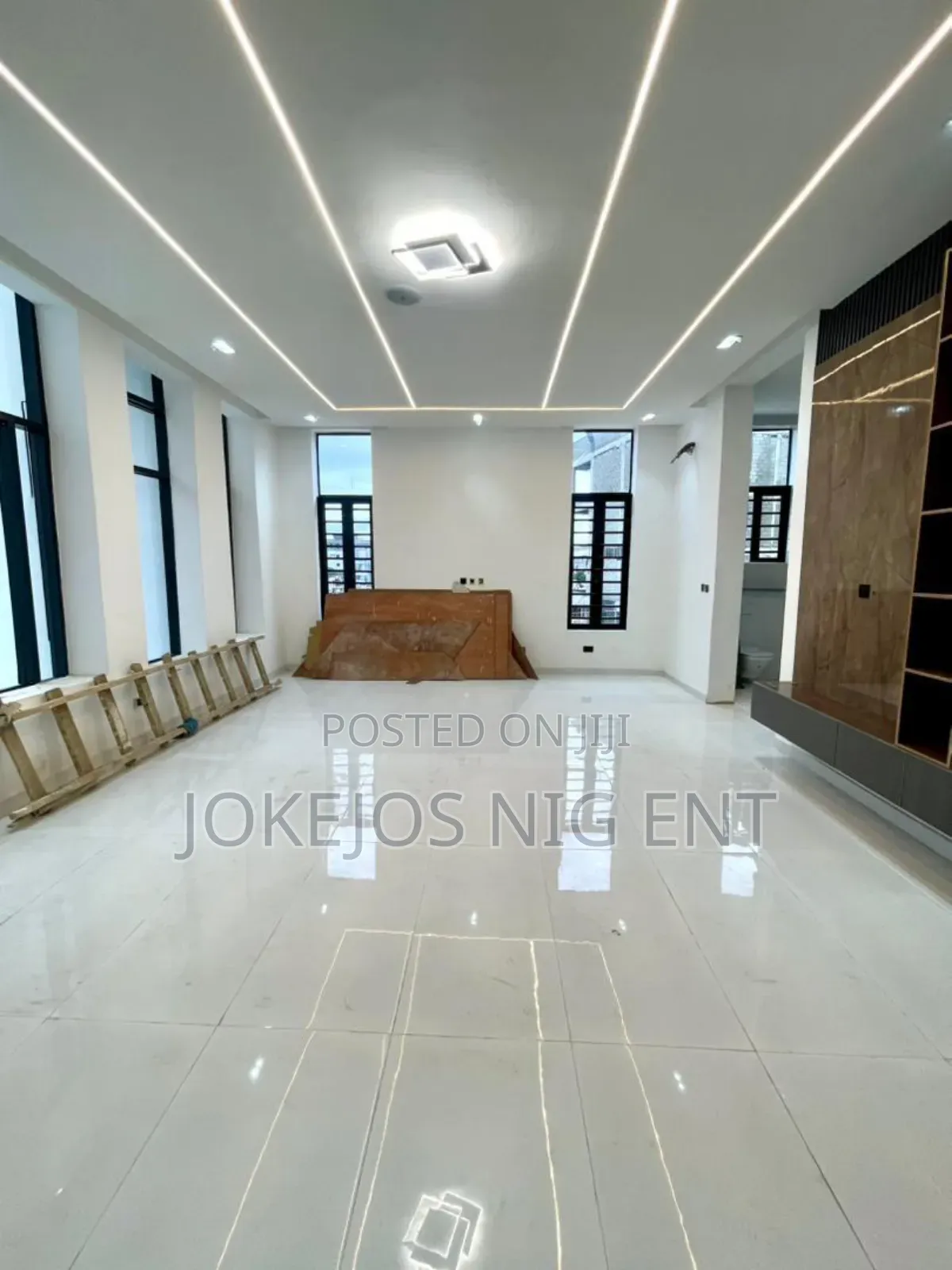 5bdrm Duplex in Chevron Drive for sale