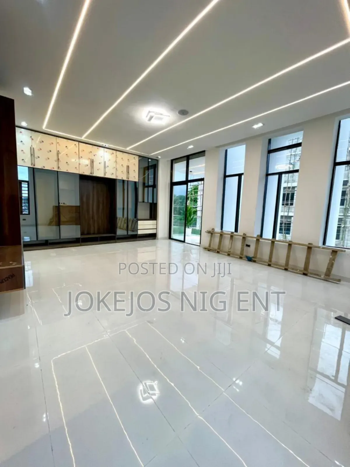5bdrm Duplex in Chevron Drive for sale