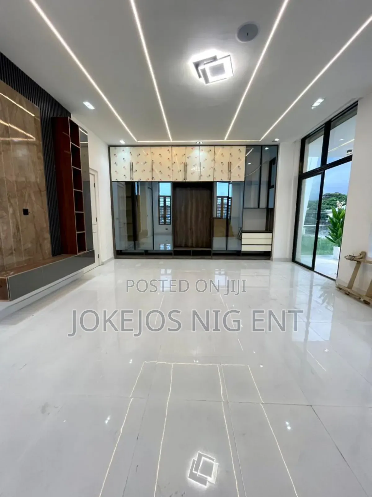 5bdrm Duplex in Chevron Drive for sale