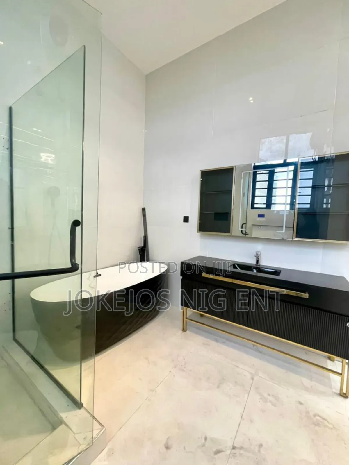 5bdrm Duplex in Chevron Drive for sale