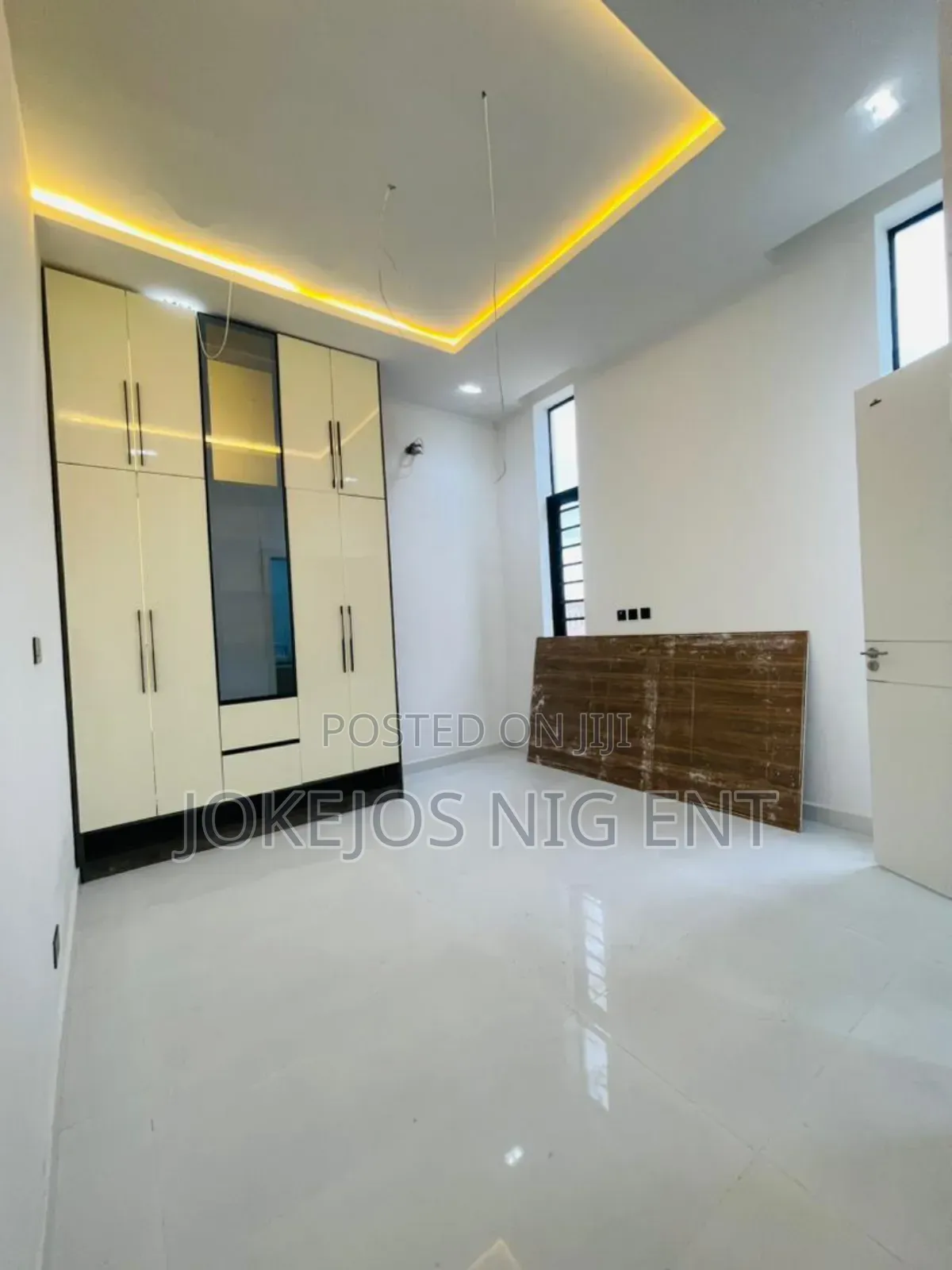 5bdrm Duplex in Chevron Drive for sale