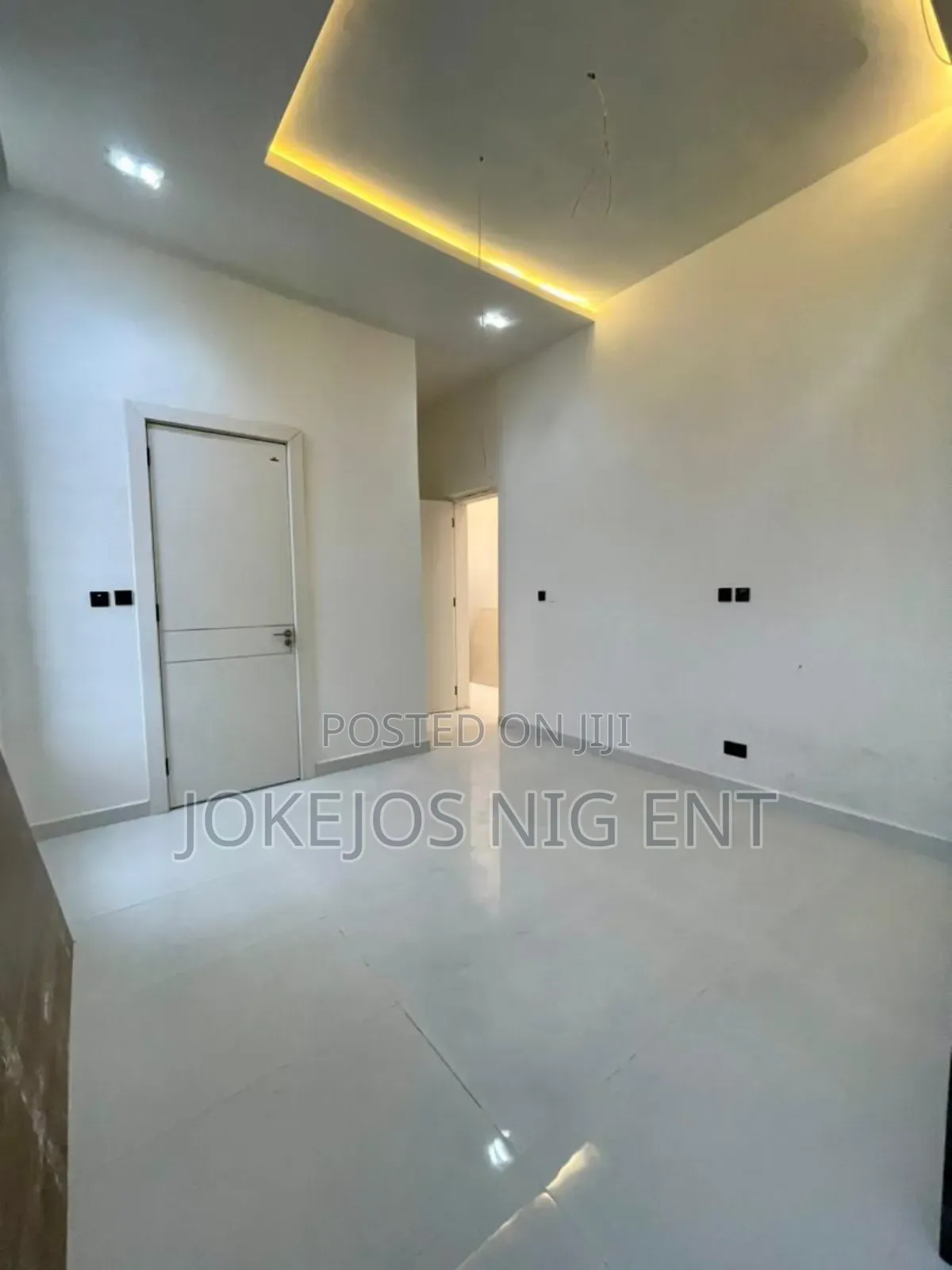 5bdrm Duplex in Chevron Drive for sale