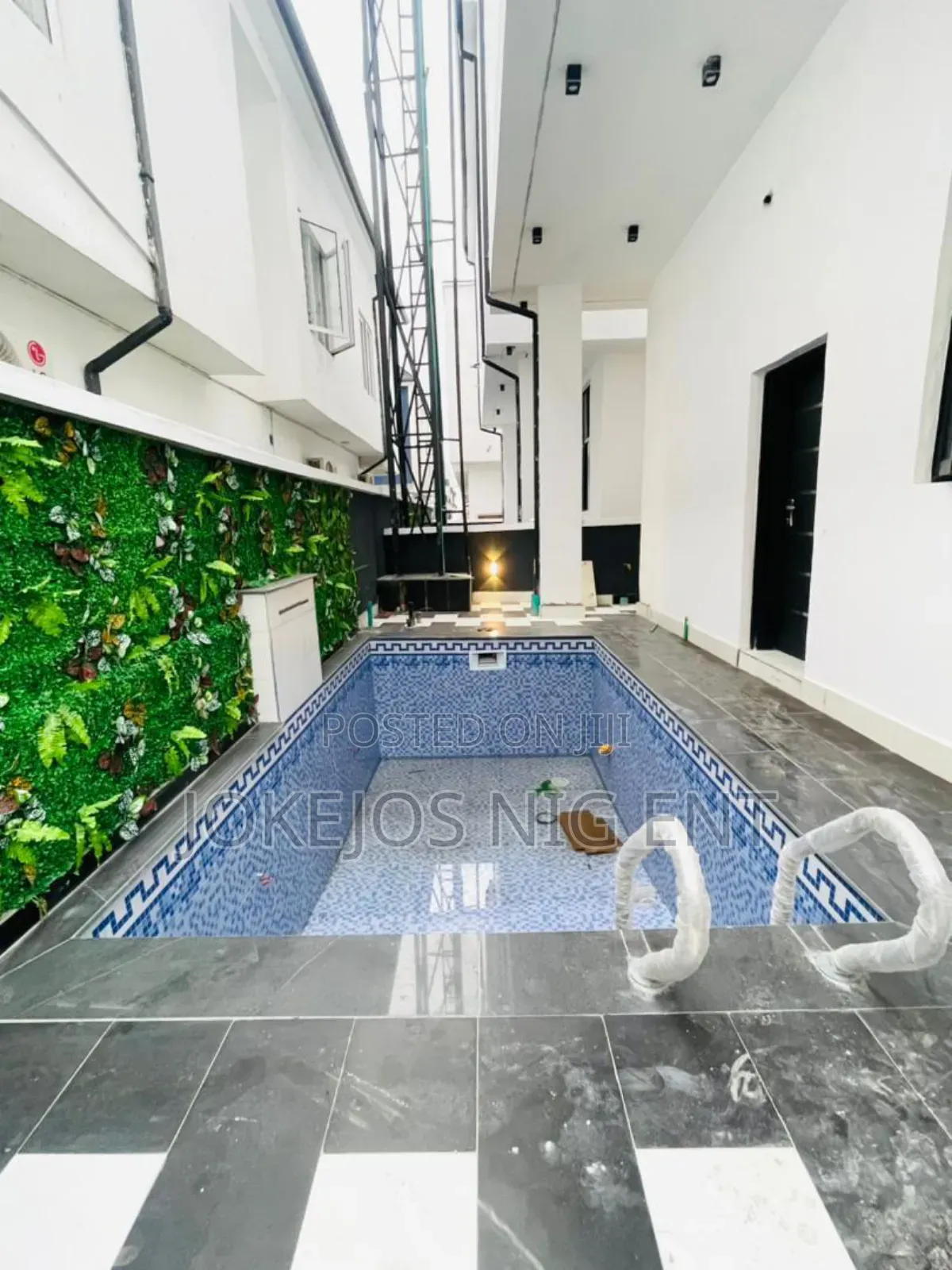 5bdrm Duplex in Chevron Drive for sale
