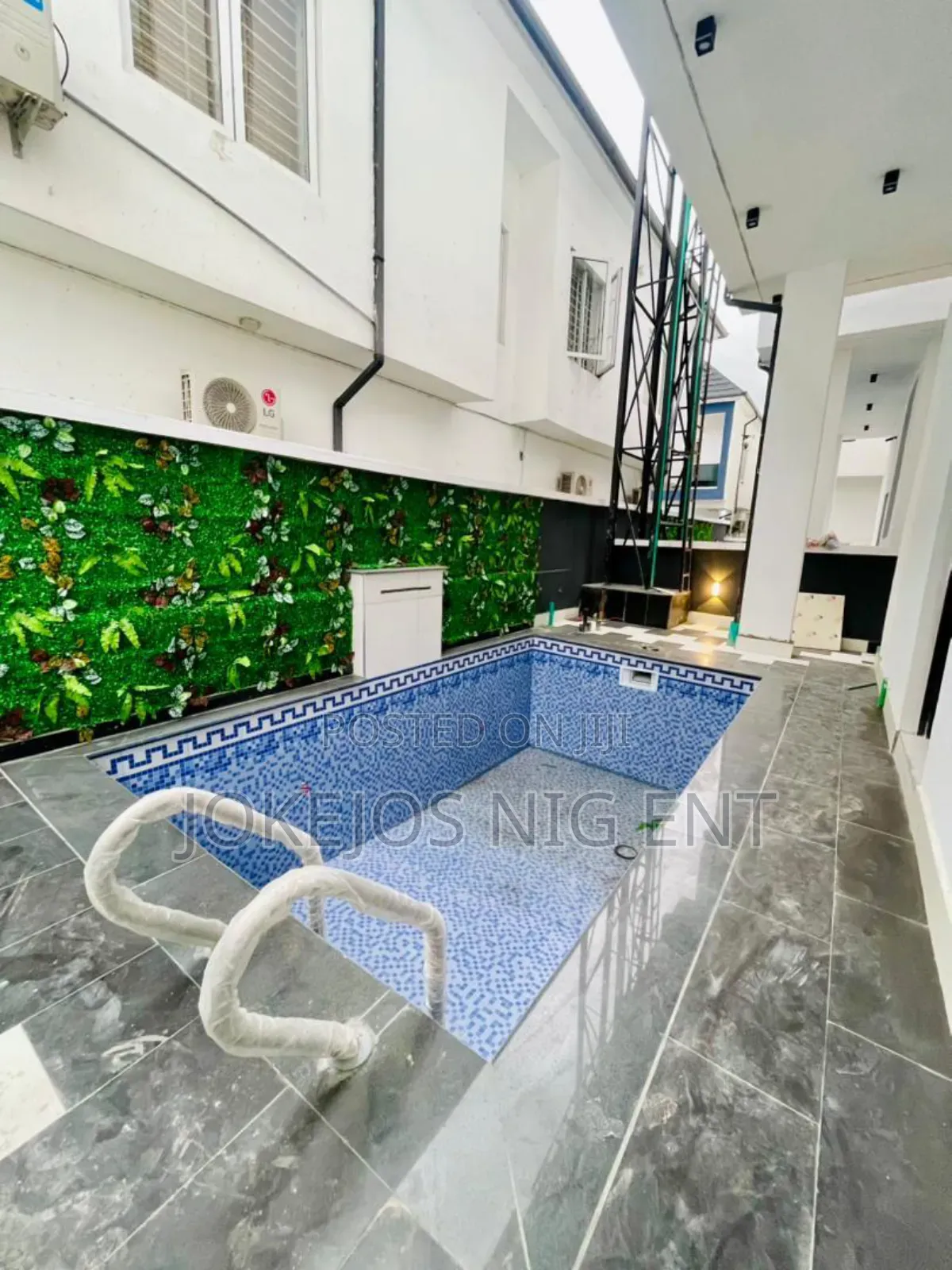5bdrm Duplex in Chevron Drive for sale