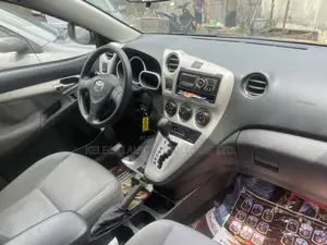 Toyota Matrix S Hatchback AWD (2.4L 4cyl 4A) 2012 Gold
