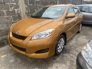 Toyota Matrix S Hatchback AWD (2.4L 4cyl 4A) 2012 Gold