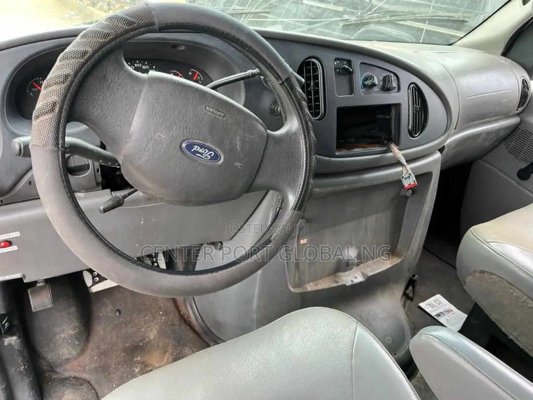 Ford E-350 Super Duty Van 2004 White