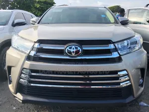 Toyota Highlander XLE V6 4x2 (3.5L 6cyl 6A) 2016 Gold