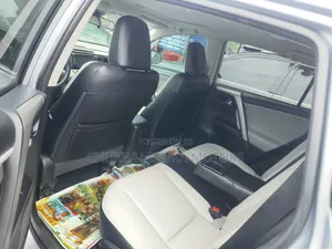 Toyota RAV4 XLE AWD (2.5L 4cyl 6A) 2017 Silver