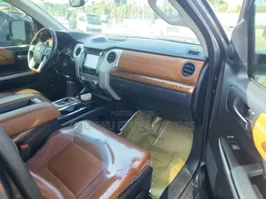 Toyota Tundra Limited 5.7L V8 4x4 Double Cab 6.6 ft. box 145.7 in. WB