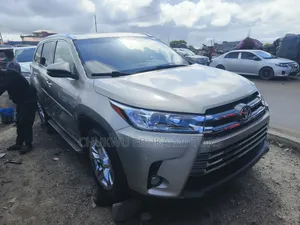 Toyota Highlander Limited 4dr SUV AWD (3.5L 6cyl 6A) 2015 Gold
