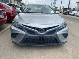 Toyota Camry SE (2.5L 4cyl 8A) 2019 Gray