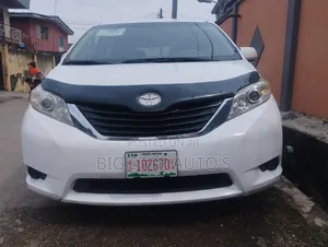 Toyota Sienna LE FWD 8-Passenger 2013 White
