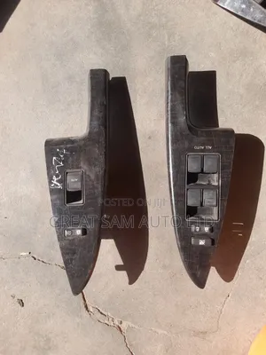 Toyota Venza 2013 Model Pressing Button the Two Front