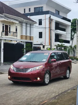 Toyota Sienna XLE (3.5L 6cyl 8A) 2018 Burgundy