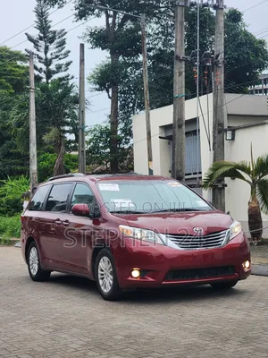 Toyota Sienna XLE (3.5L 6cyl 8A) 2018 Burgundy