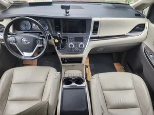 Toyota Sienna XLE (3.5L 6cyl 8A) 2018 Burgundy