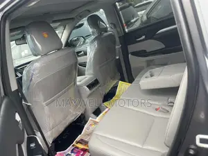 Toyota Highlander XLE V6 4x4 (3.5L 6cyl 6A) 2016 Gray